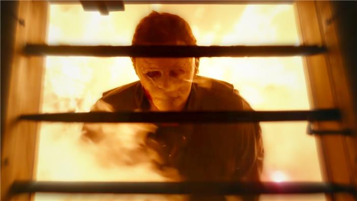 Halloween uccide il più recente video dietro le quinte mostra Michael Myers che esce dal fuoco!