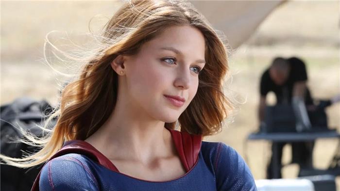 La estrella de Supergirl Melissa Benoist en Talks to Star en la serie original de Hbomax 'The Girls on the Bus'