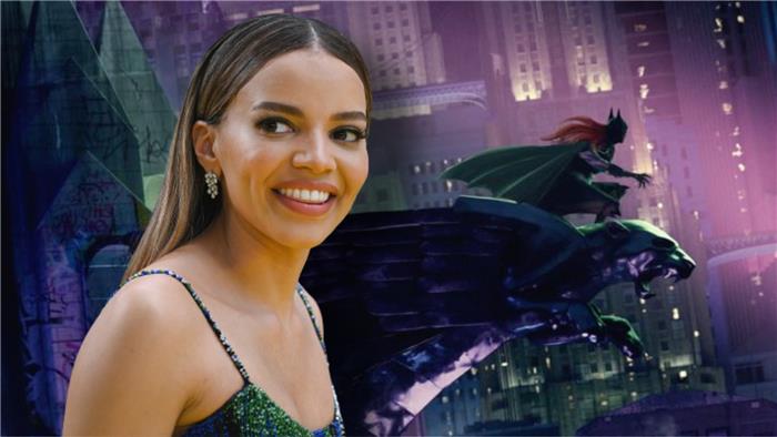 Leslie Grace está vestida com uma fantasia de batgirl para o Halloween