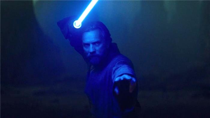 Star Wars signifiant derrière un sabre laser bleu et tous ses utilisateurs