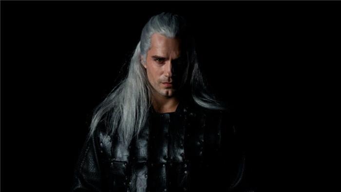 Har Henry Cavill en parykk i Witcher -serien?