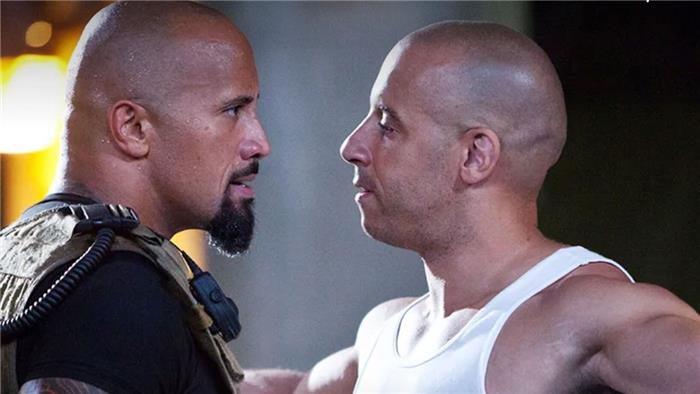 La star di Fast and Furious e Jumanji Dwayne The Rock Johnson sul sedile caldo sul supporto di Joe Rogan