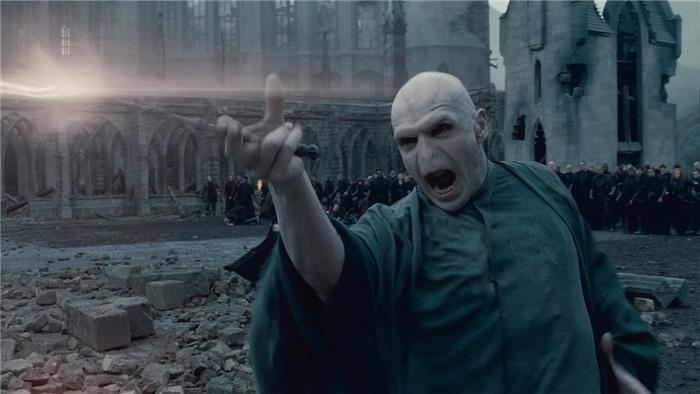 Por que Voldemort segura sua varinha estranhamente?